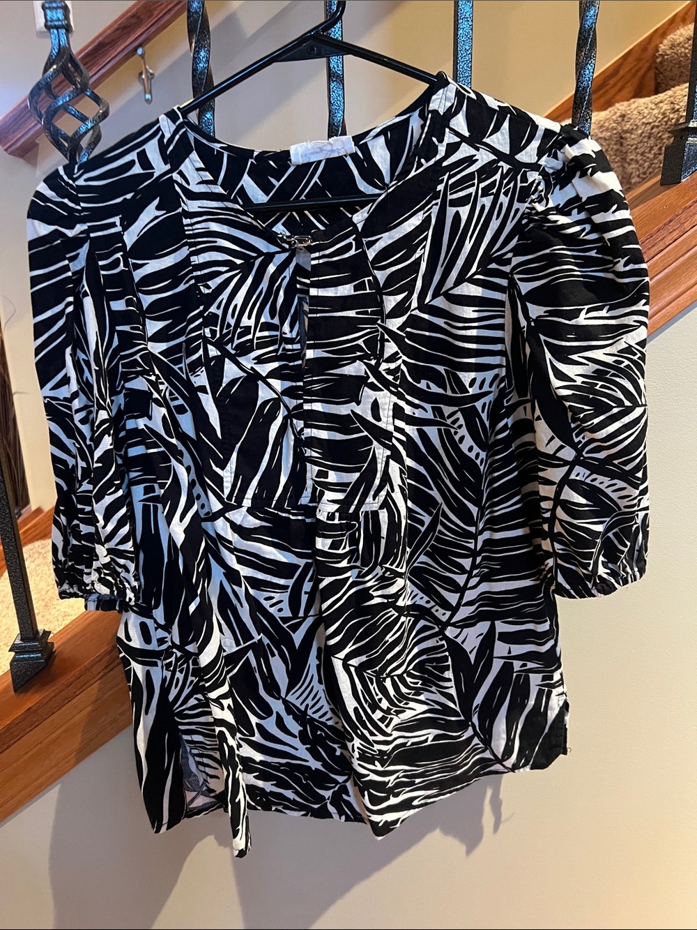 Woven Black and White Leaf Print Puff-Sleeve Top linen blend